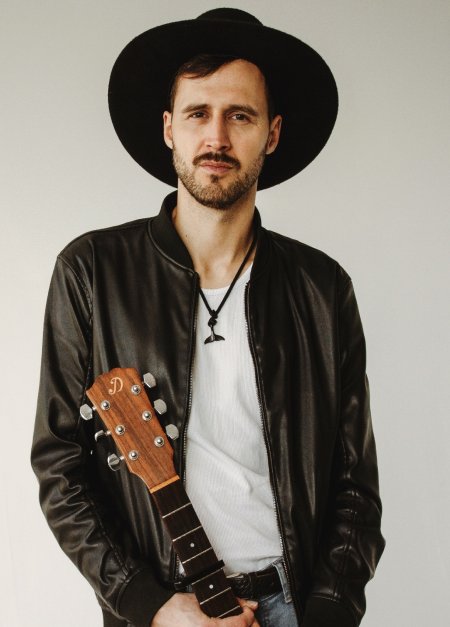 Kuby Kęsy śpiewa piosenki Elvisa Presleya